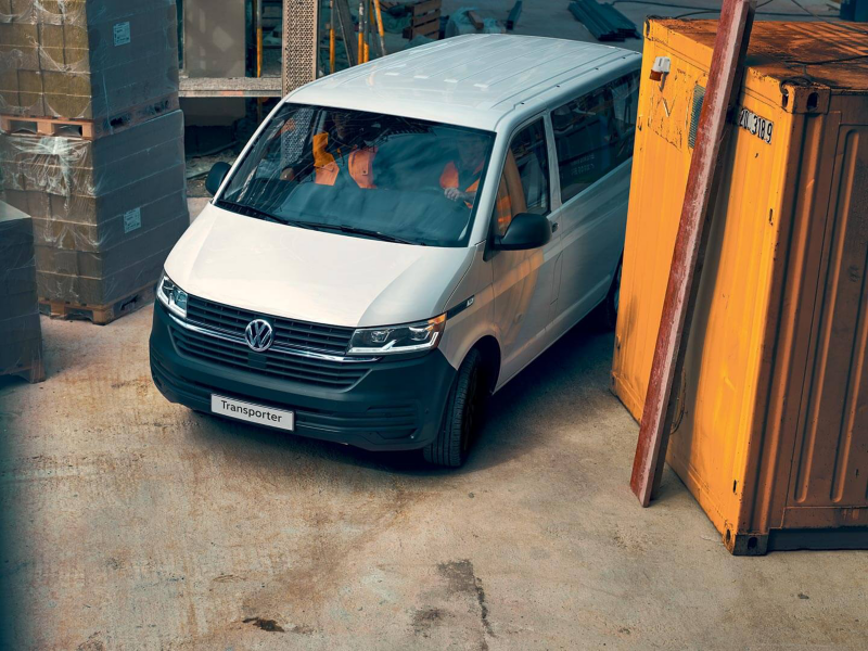 VW Transporter pasajeros en zona de construcción