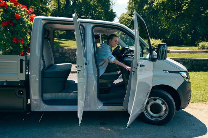 VW Transporter 6.1 Pickup Dubbelhytt med alla dörrar öppna