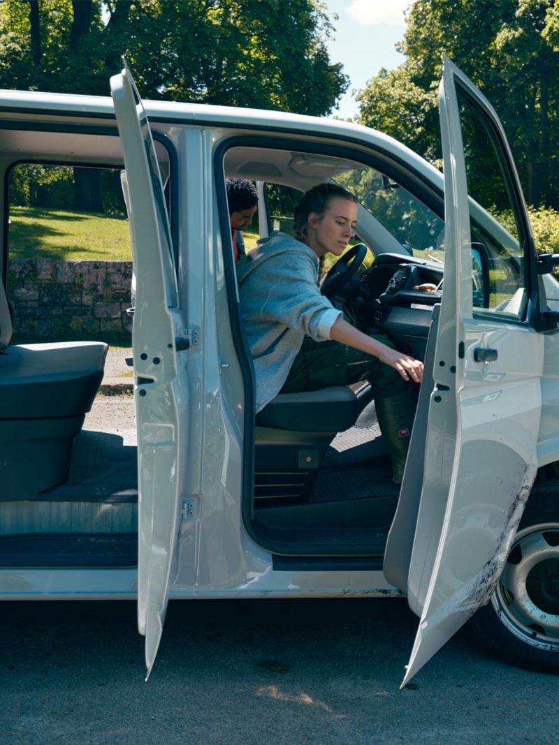 VW Transporter 6.1 Pickup Dubbelhytt med alla dörrar öppna