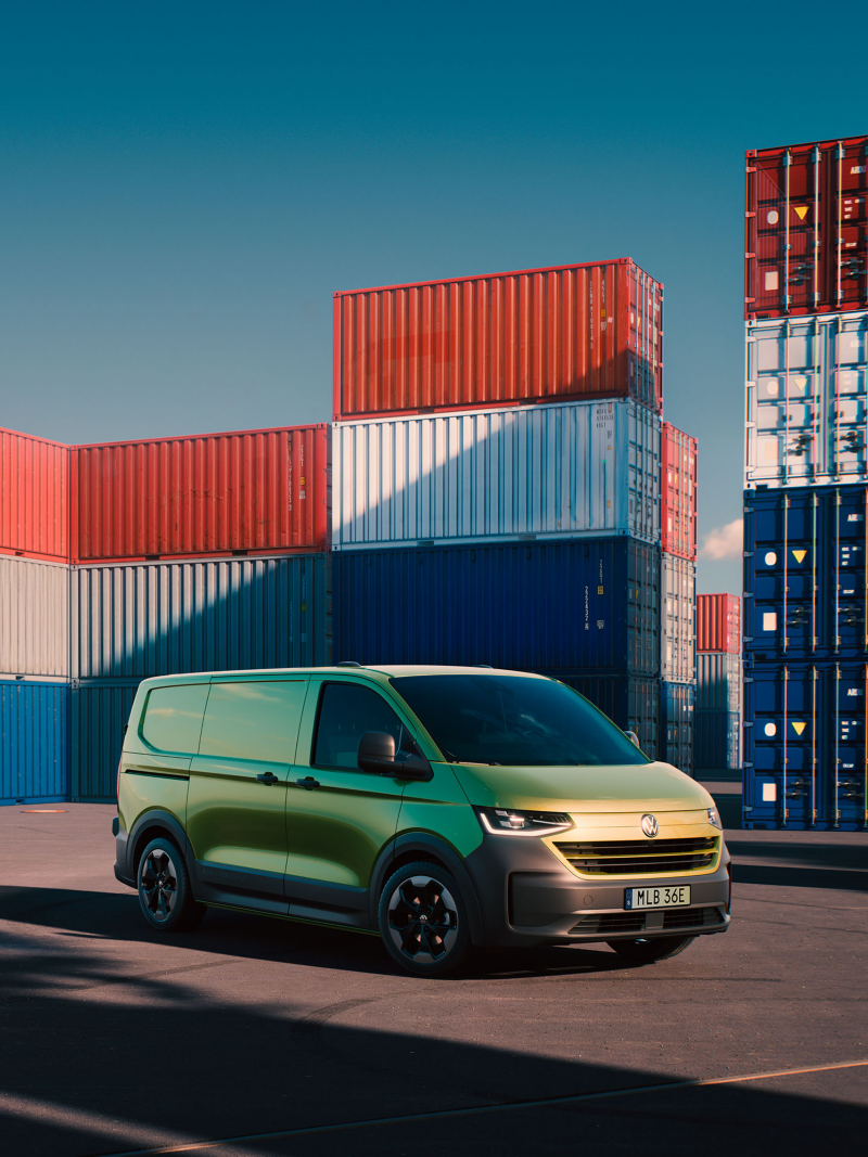 Nya VW Transporter Skåp framför containers.