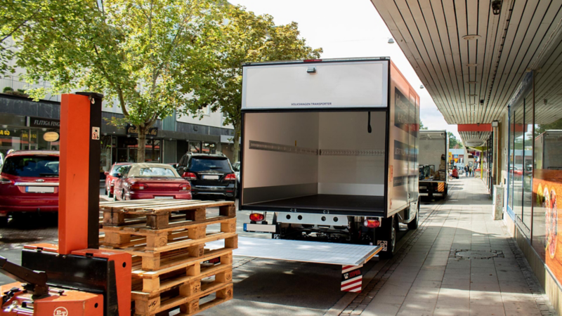 Crafter VolyMax står i en parkeringsfick och lastar på gods