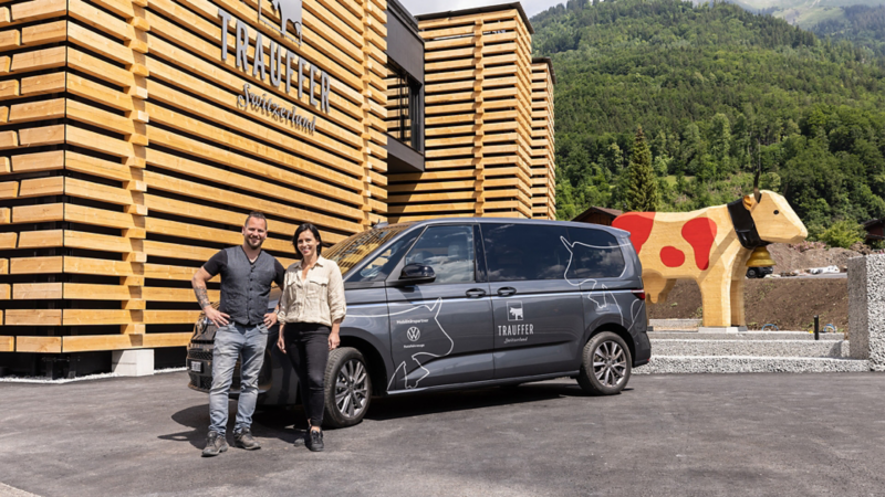 Marc und Brigitte Trauffer stehen vor einem VW Multivan eHybrid.