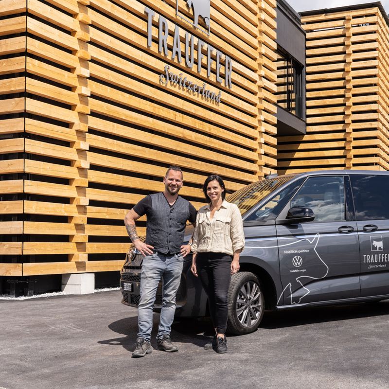 Marc und Brigitte Trauffer stehen vor einem VW Multivan eHybrid.