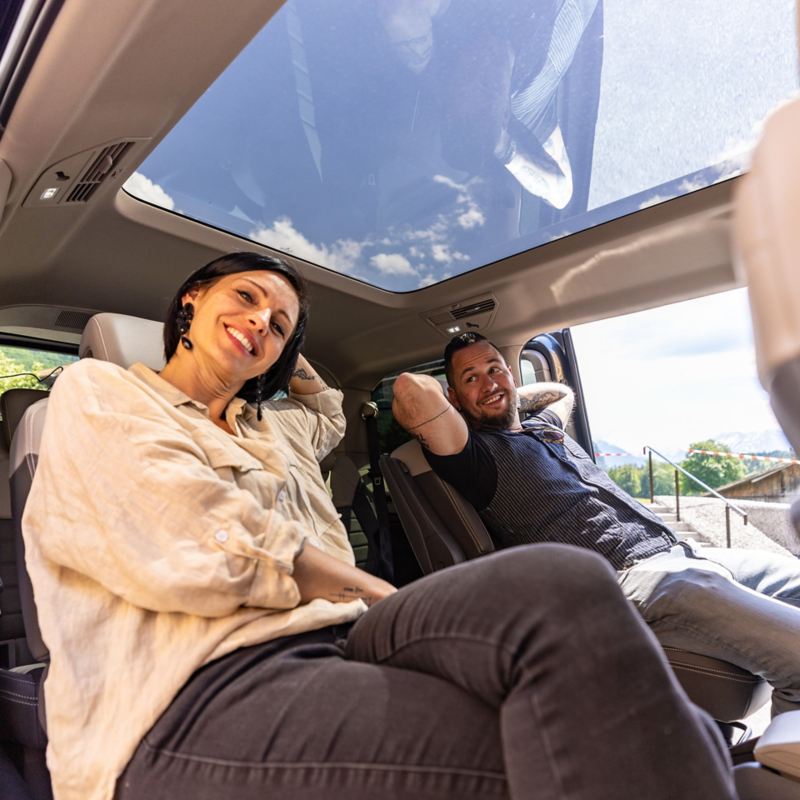 Marc und Brigitte Trauffer sitzen im Fond des VW Multivan eHybrid.
