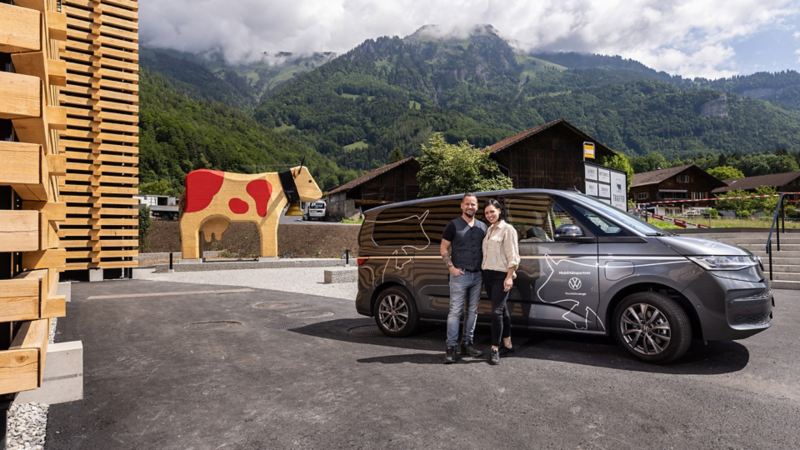 Marc und Brigitta Trauffer stehen vor einem VW Multivan eHybrid.