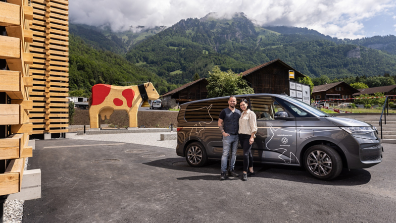 Marc und Brigitta Trauffer stehen vor einem VW Multivan eHybrid.