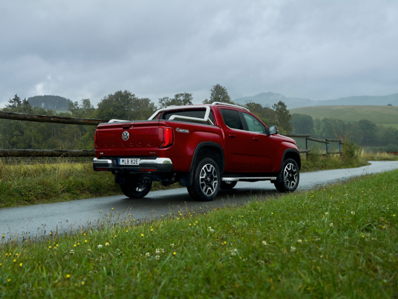 Nya VW Amarok Aventura, premiumpickup, kör på regning landsväg