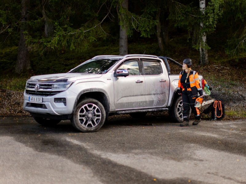 Arboristen Victoria Carstens står bredvid en VW Amarok pickup