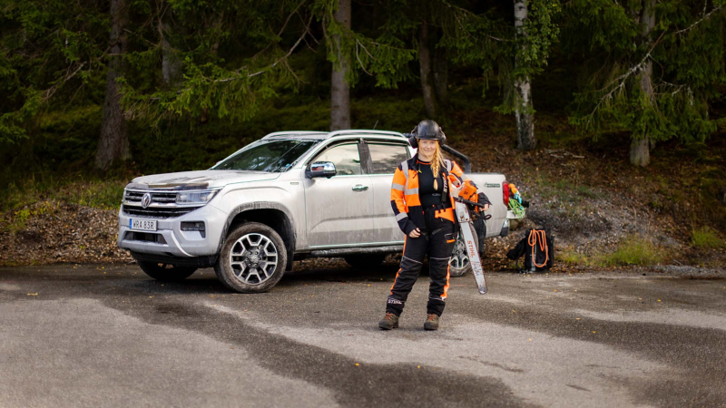 Arboristen Victoria Carstens står framför en VW Amarok pickup