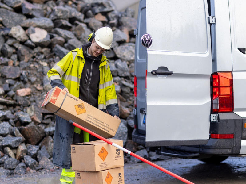 Bergsprängaren Filip last ur lådor från sin VW Crafter