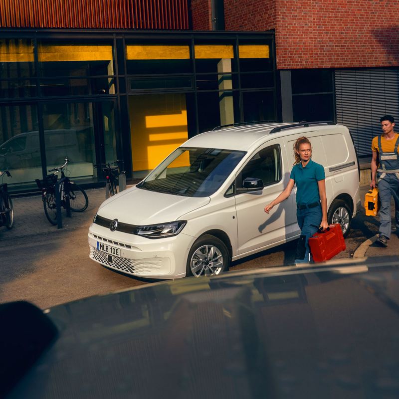 Man och kvinna framför en Caddy Cargo skåpbil