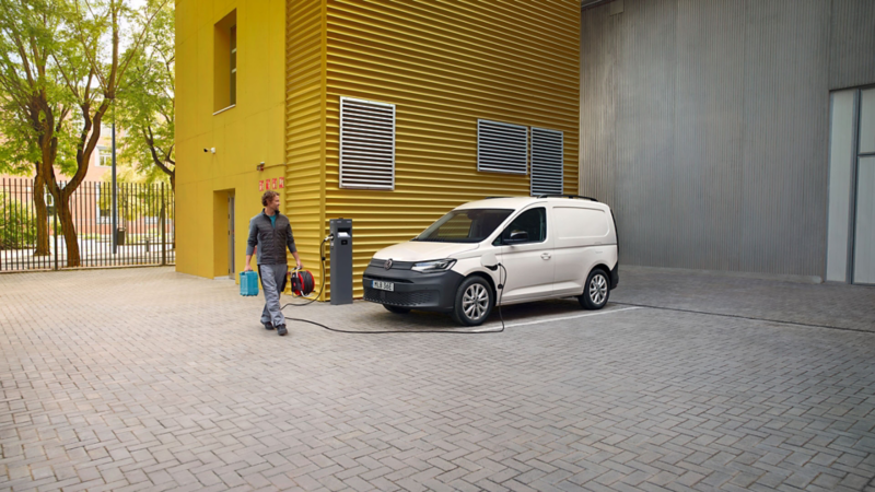 VW Caddy Cargo eHybrid skåpbil som laddhybrid laddar vid laddstation