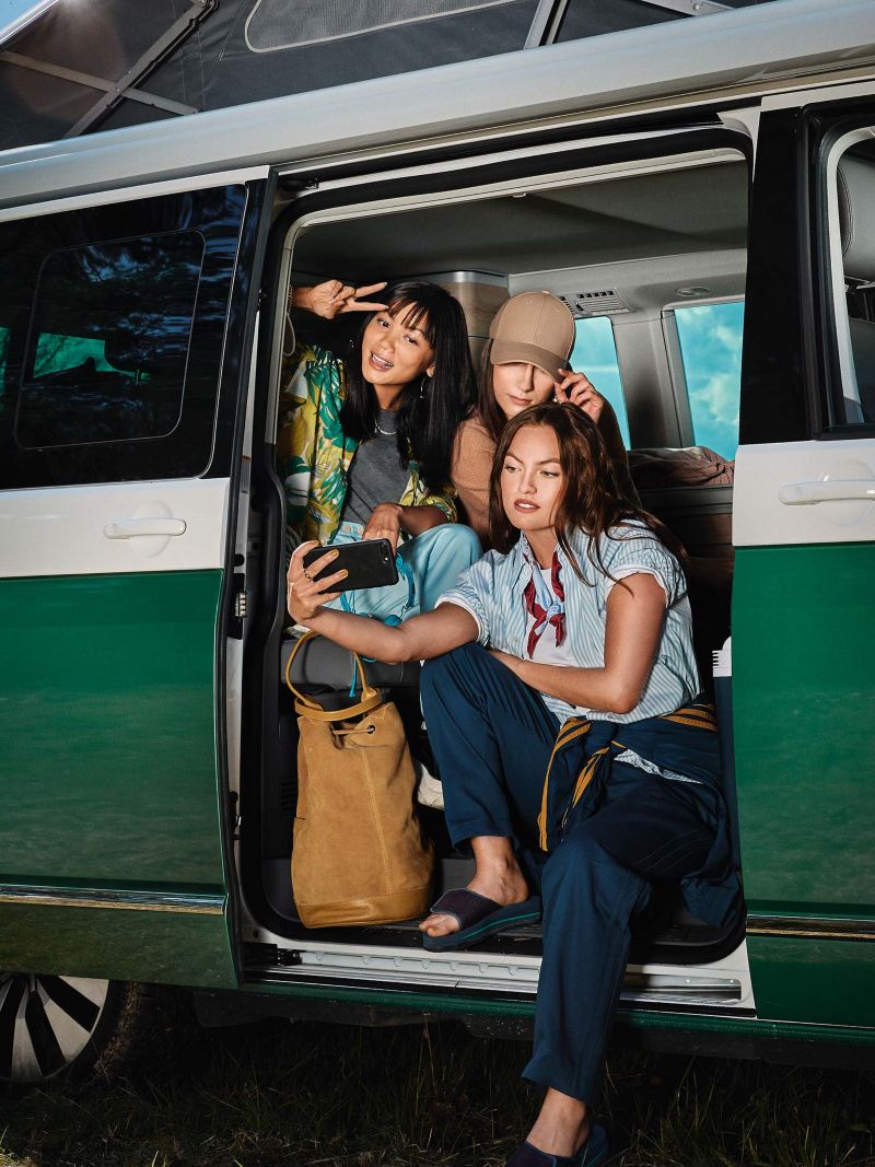 Kvinnor tar groupie i en VW California 6.1 campingbil
