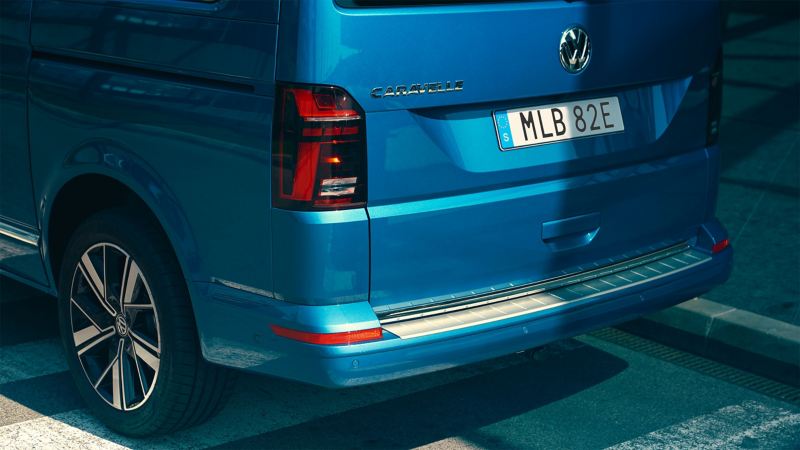 Bakluckan och insteget på en blå VW Caravelle minibuss