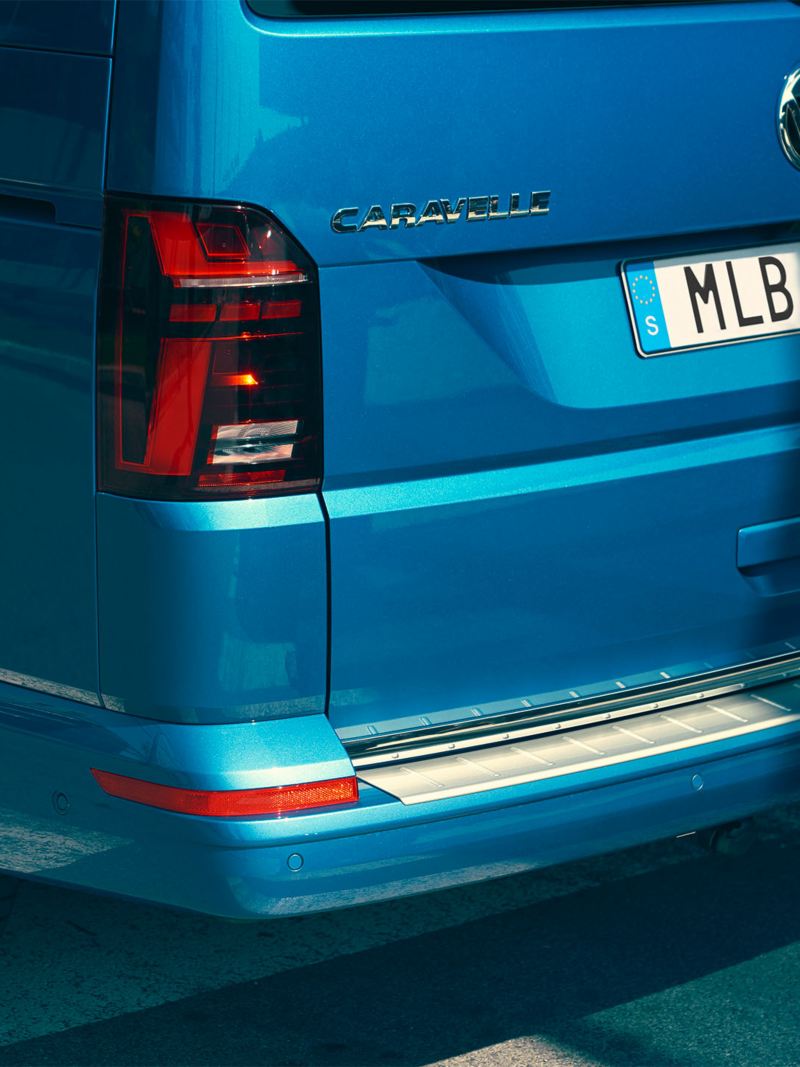 Bakluckan och insteget på en blå VW Caravelle minibuss