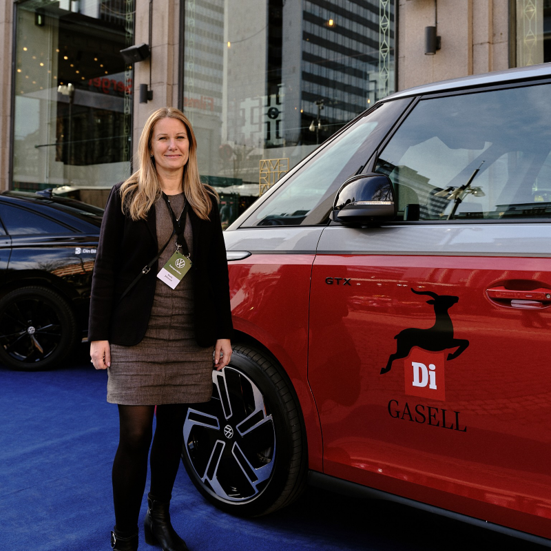 Maria Johnsson från Volkswagen Transportbilar står bredvid en VW ID. Buzz
