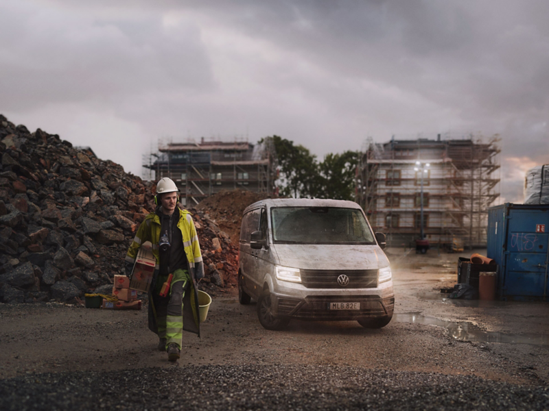 Bergsprängaren Filip går bredvid en VW Crafter