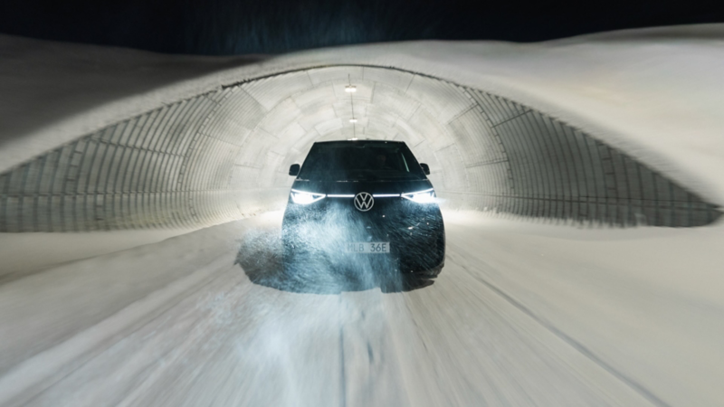En VW ID. Buzz Cargo 4MOTION kör på vinterväg