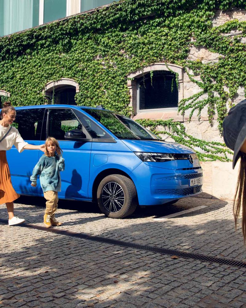 Familj vid en blå VW Multivan eHybrid