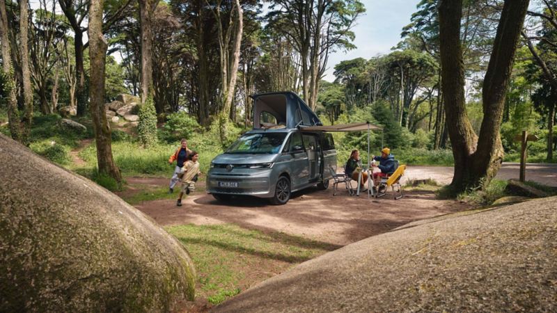 Familj vid en VW California campingbil