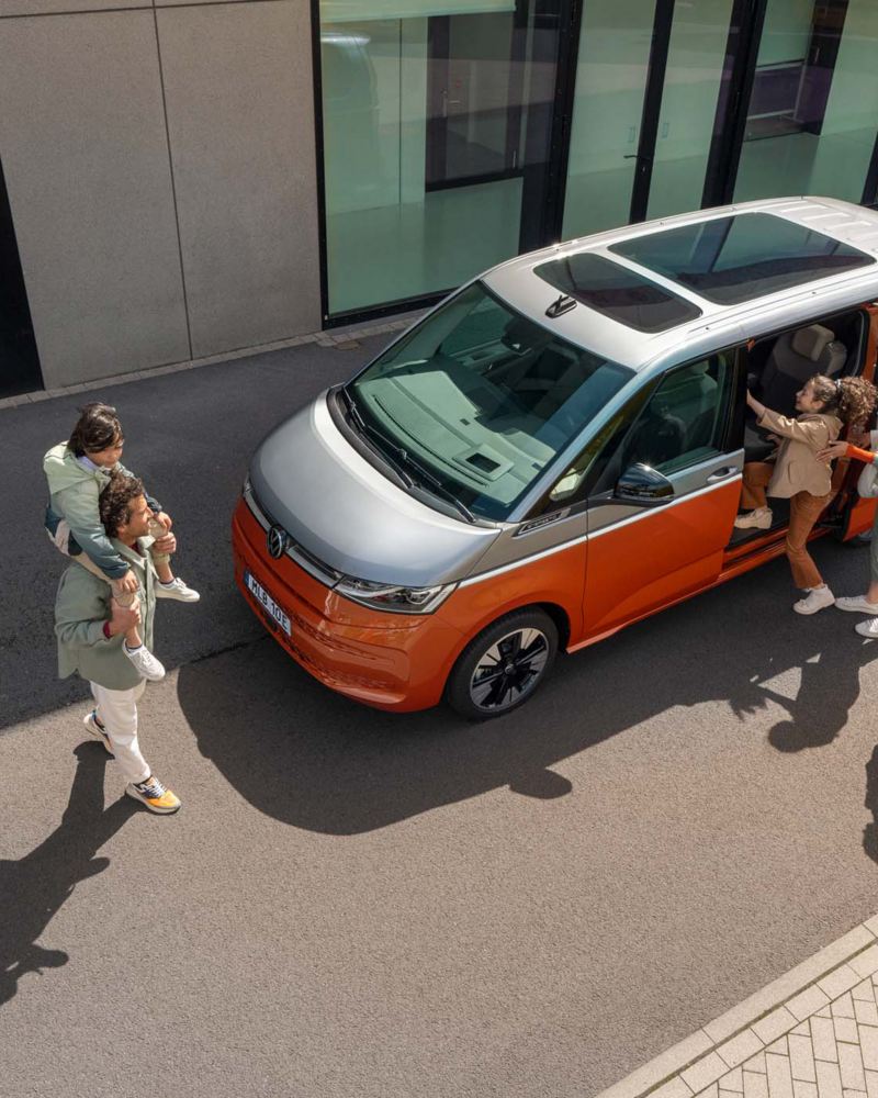 Nya VW Multivan minibuss med familj