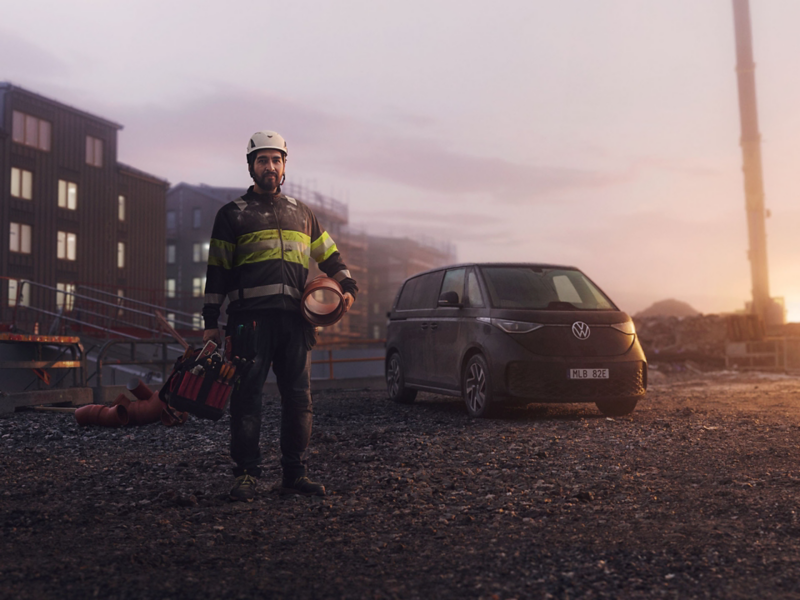 Rörmokaren Pablo står framför en VW ID. Buzz Cargo vid soluppgången