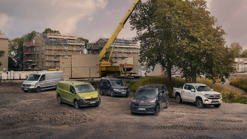 Volkswagen Transportbilars lätta lastbilar står uppställda vid en byggarbetsplats