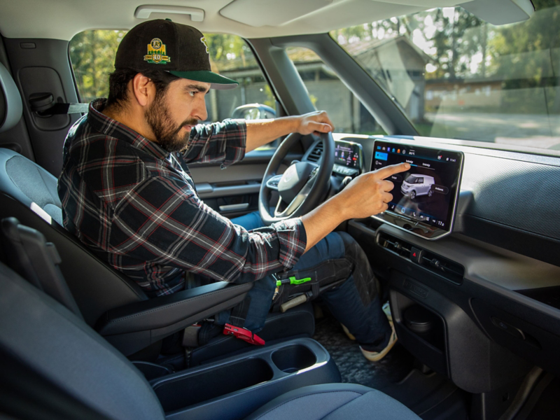 Rörmokaren Pablo sitter i en VW ID Buzz Cargo