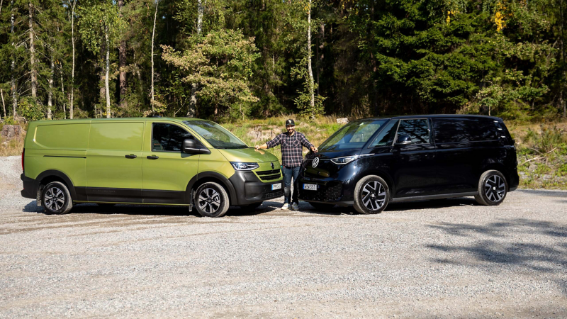 Rörmokaren Pablo står mitt emellan en ID Buzz Cargo och en e-Transporter