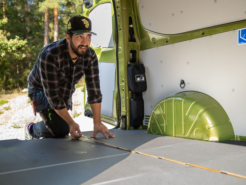 Rörmokaren Pablo mäter i lastutrymmet på en VW e-Transporter