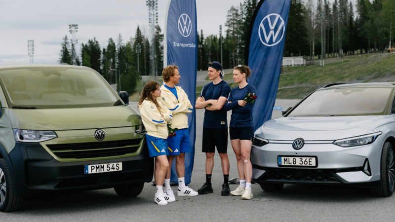 Ebba Andersson, Gustaf Berglund, Hanna Öberg & Martin Ponsiluoma står framför en VW ID.7 och e-Transporter Skåp