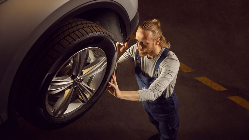 Mekaniker utför service på en Volkswagen