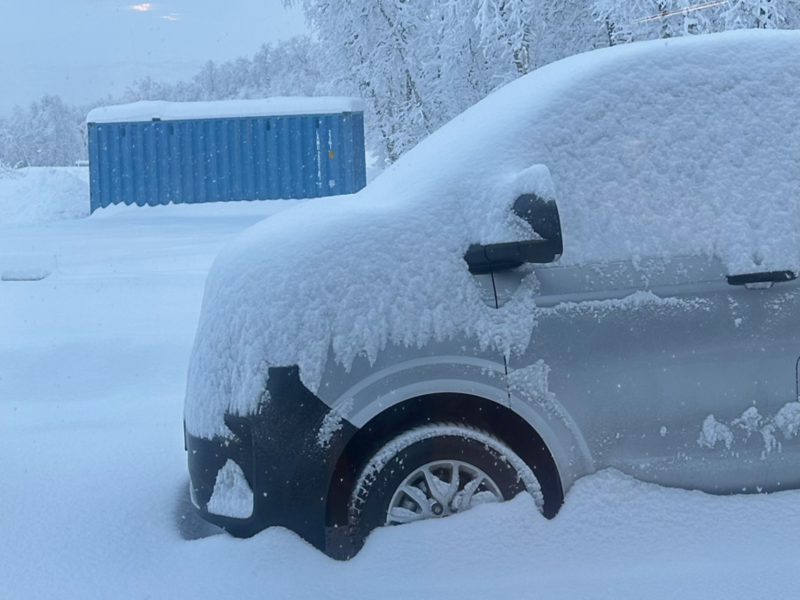 Snötäckt VW transportbil i vinterlandskap