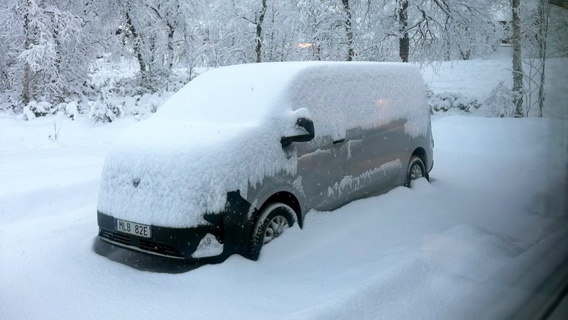 En översnöad VW Transporter står parkerad