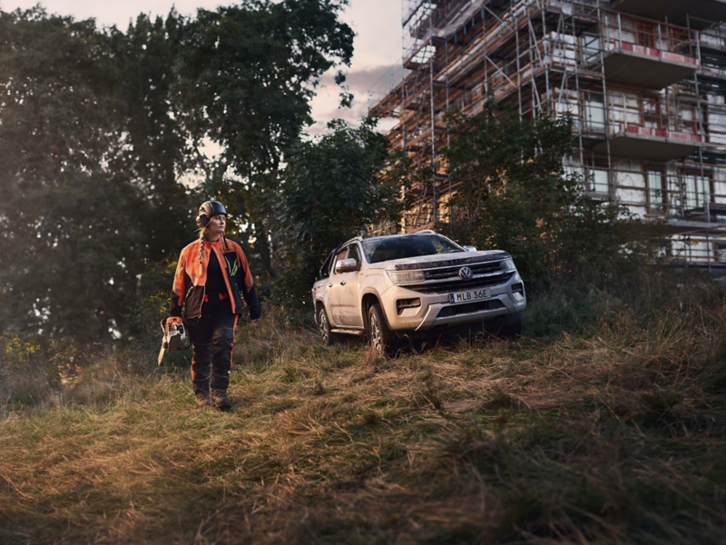 Arboristen Victoria Carstens går bredvid en VW Amarok
