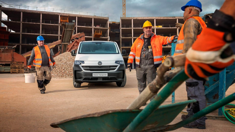 Trabajadores de construcción enfrente del Nuevo Transporter 2025