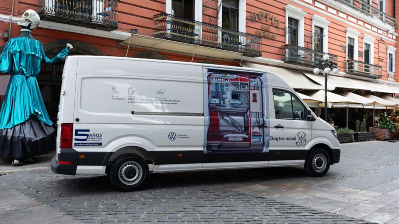 VW Crafter Cargo Van en las calles de Puebla