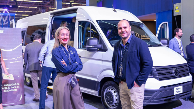 Asistentes al stand de Volkswagen durante la expo