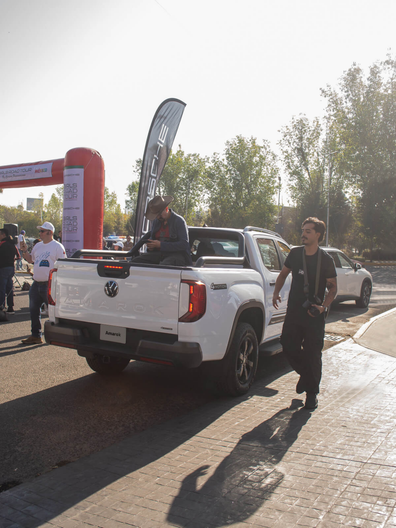 Camioneta tipo pickup VW Amarok, utilizada para transporte de prensa