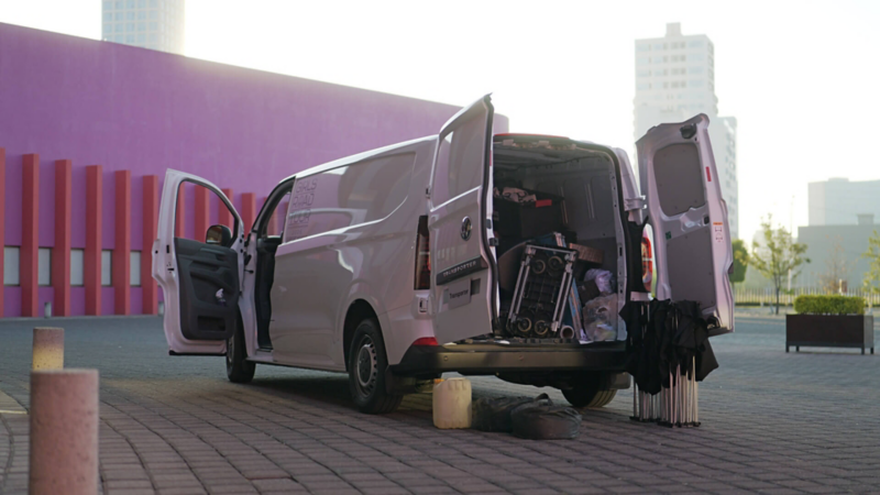 Vw Transporter utilizada para transporte de mesas y sillas en logística de eventos