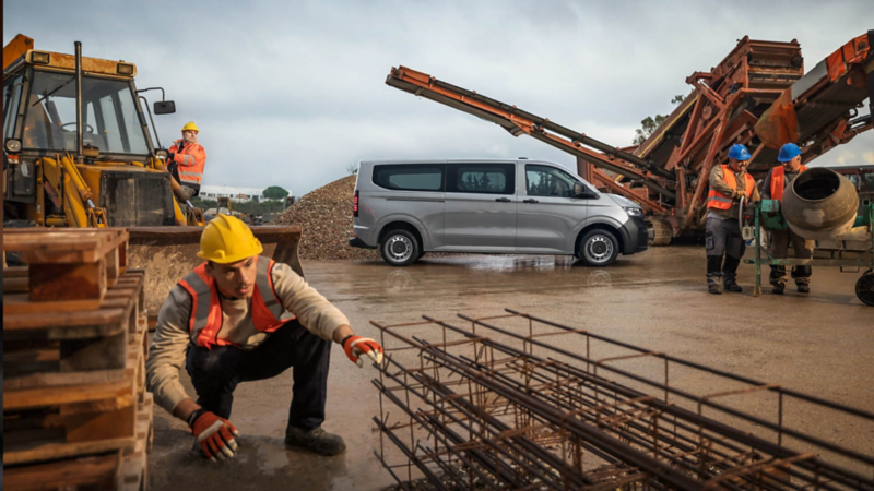 Trabajadores de construcción enfrente del Nuevo Transporter Pasajeros 2025