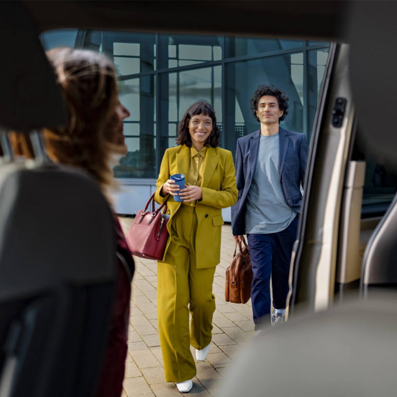 Personal de empresa abordando un Vehículo Comercial de pasajeros