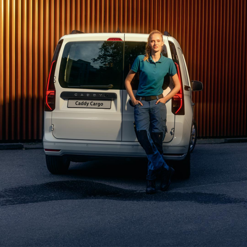 Persona cargando a Caddy Cargo de fruta en la parte trasera del vehículo
