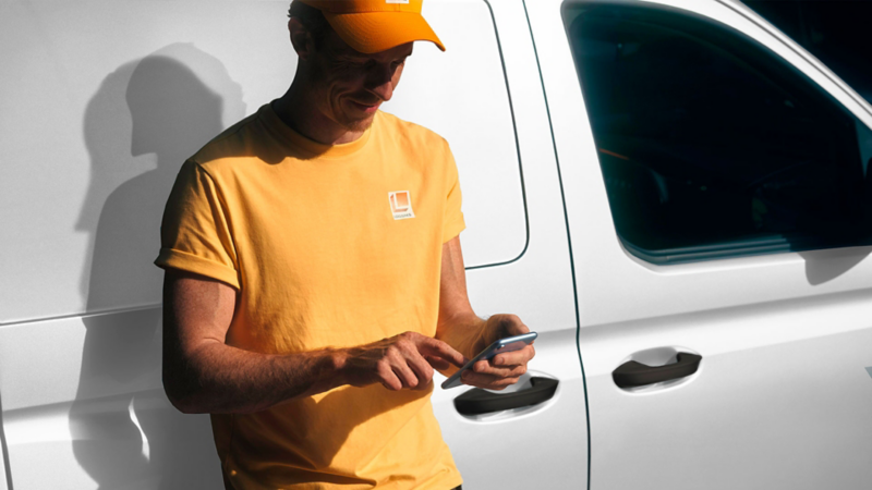 Trabajador siendo respaldado por Caddy Cargo, un vehículo fiable y excelente rendimiento