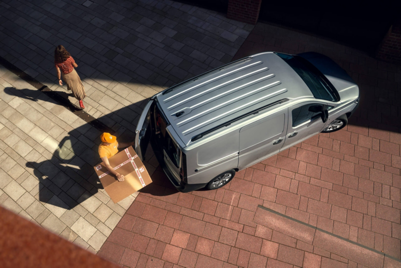 Camioneta VW Caddy cargando cajas de servicio de mensajería