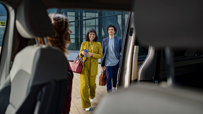 Personal apunto de entrar a un Transporter Pasajeros