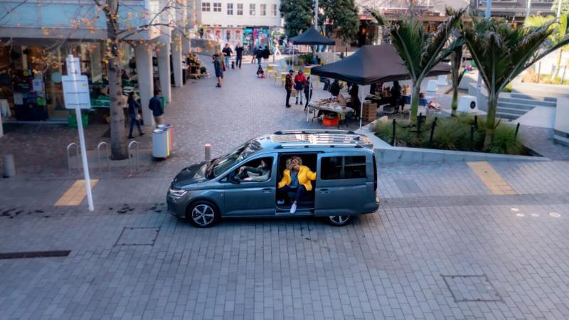 Caddy visto desde arriba con puerta corrediza abierta