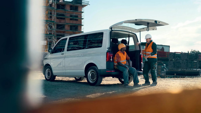 Dos trabajadores de construcción descansando en un Transporter