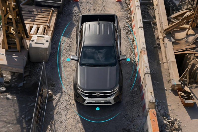 El sistema de Area View utiliza cuatro cámaras integradas en el vehículo para generar una visión de 360°