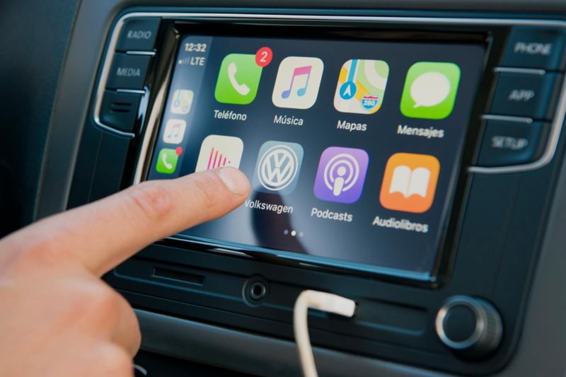 Dedo de conductor selecciona aplicación Volkswagen en la pantalla touch de Vento 2022 versión "Join".